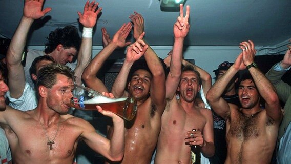 Die St.-Pauli-Spieler Bernd Hollerbach, Leonardo Manzi, Holger Stanislawski und Andreas Mayer (v.l.) feiern den Bundesliga-Aufstieg 1995. © Witters 