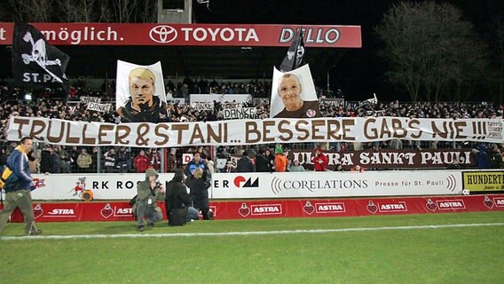 St.-Pauli-Fans halten ein Spruchband für Holger Stanislawski und Andre Trulsen hoch. © Witters 