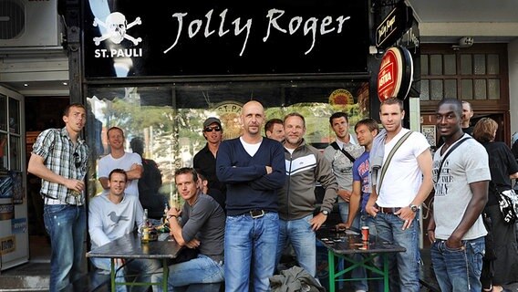 Holger Stanislawski (Mitte) mit der St.-Pauli-Mannschaft vor der Fan-Kneipe Jolly Roger © Witters 