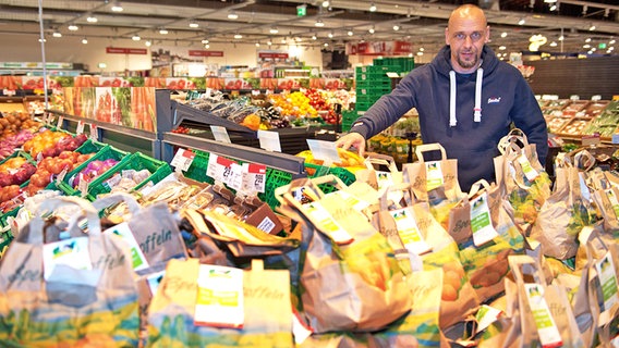 Fußball-Trainer Holger Stanislawski in seiner Funktion als Geschäftsführer eines Supermarkts © Witters Foto: Valeria Witters