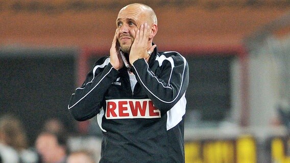 Fußball-Trainer Holger Stanislawski (M.) vom 1. FC Köln © Witters Foto: Uwe Speck