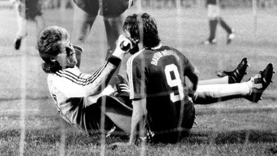 Uli Stein (l.) schlägt dem Münchner Jürgen Wegmann ins Gesicht (Archivbild aus dem Jahr 1987) © imago/Frinke 