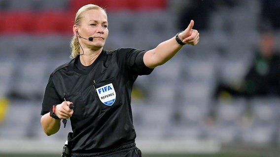 Schiedsrichterin Bibiana Steinhaus im Supercup © imago images / Poolfoto 