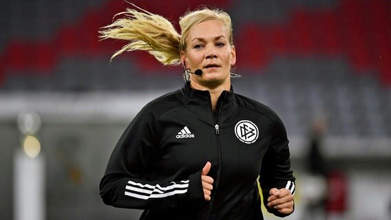 Die ehemalige Bundesliga-Schiedsrichterin Bibiana Steinhaus-Webb © picture alliance / ASSOCIATED PRESS | Sven Hoppe 