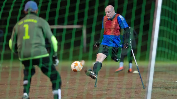 Der beinamputierte Fußballer Ralf Stellfeld (r.) schießt beim Training aufs Tor. © picture alliance / dpa Foto: Swen Pförtner