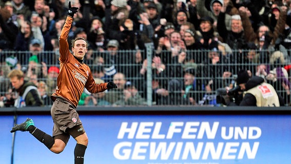 St. Paulis Max Kruse bejubelt einen Treffer. © dpa 