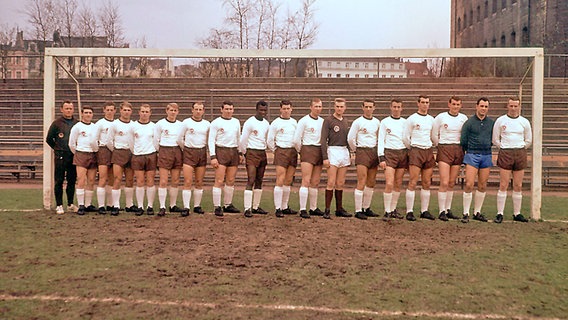 Das Team des FC St. Pauli aus dem Jahr 1964. In der Mitte Guy Kokou Acolatse (9.v.l.) © imago/Kicker 