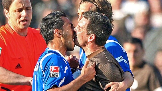 St. Paulis Thomas Meggle (r.) und Freiburgs Yacine Abdessadki geraten aneinander © fishing4 