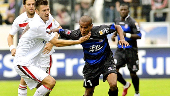 St. Paulis Fabian Boll (l.) im Duell mit dem Frankfurter Junior Ross © dpa 