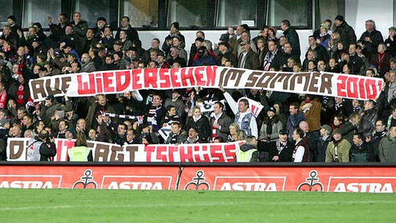 St. Paulis Fans auf der alten Haupttribüne im Millerntorstadion. © fihsing4 