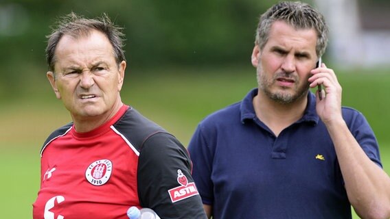 St. Paulis Trainer Ewald Lienen (l.) mit Sportchef Thomas Meggle. © dpa 