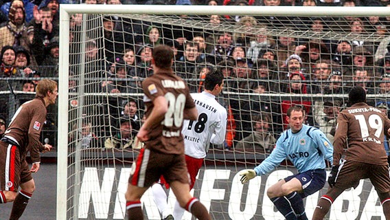 Marius Ebbers (l.) erzielte mit dem 1:0 seinen 14. Saisontreffer. © dpa 