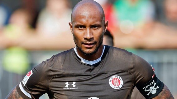 Christopher Avevor vom FC St. Pauli © imago images / Oliver Ruhnke 