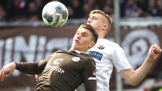 Viktor Gyökeres (l.) vom FC St. Pauli im Duell mit Sandhausens Aleksandr Zhirov © imago images / Pressefoto Baumann 