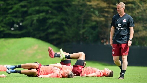 Timo Schultz, Trainer des FC St. Pauli, mit seinen Profis beim Training © Witters 