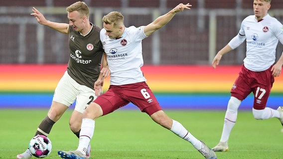 Sebastian Ohlsson (l.) vom FC St. Pauli im Duell mit Tim Handwerker vom 1. FC Nürnberg © Witters Foto: TayDucLam