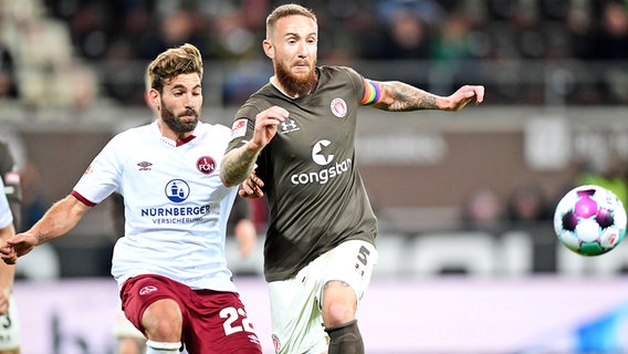 Marvin Knoll (r.) vom FC St. Pauli im Duell mit Enrico Valentini vom 1. FC Nürnberg © Witters Foto: TayDucLam