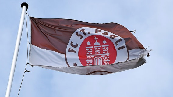 Eine Fahne des Fußball-Zweitligisten FC St. Pauli © Witters Foto: Tim Groothuis