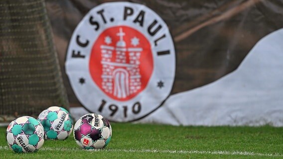 Fußbälle vor dem Vereinslogo des FC St. Pauli © Witters 