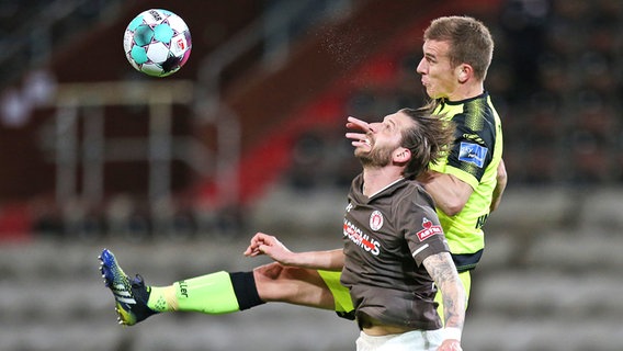 Guido Burgstaller (l.) vom FC St. Pauli im Duell mit Uwe Hünemeier vom SC Paderborn © picture alliance/dpa/Getty Images Europe/Pool | Cathrin Mueller Foto: Cathrin Mueller