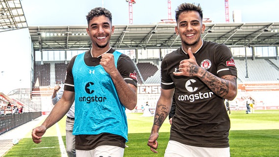 Omar Marmoush und Rodrigo Zalazar (v.l.) vom FC St. Pauli © Witters Foto: Valeria Witters