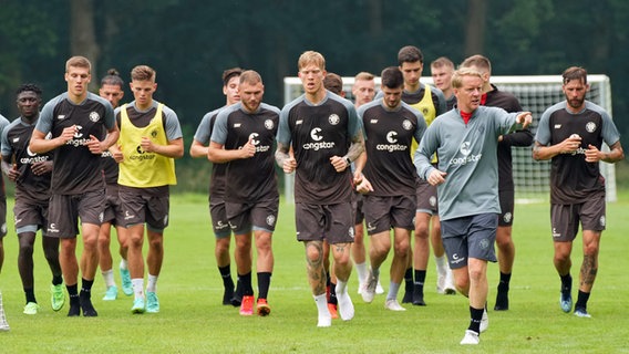 Trainer Timo Schultz (2.v.r.) beim Lauftraining mit den Profis des FC St. Pauli. © Witters 