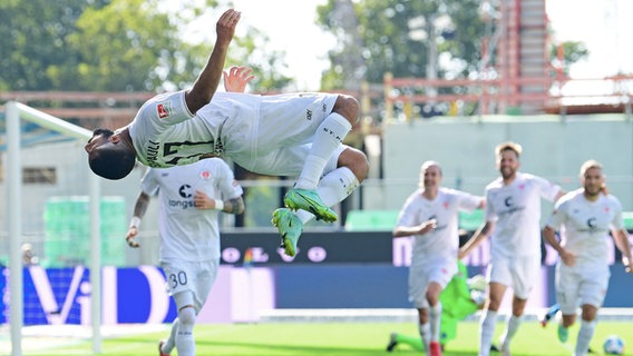 Daniel-Kofi Kyereh (v.) vom FC St. Pauli bejubelt seinen Treffer zum 3:0 im Spiel beim Karlsruher SC © Witters Foto: TayDuc Lam