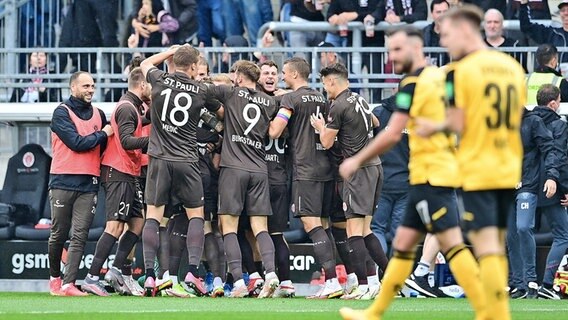 Jubel bei den Fußballern des FC St. Pauli © Witters Foto: Tim Groothuis