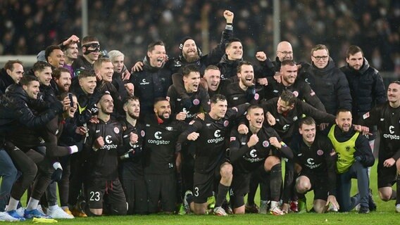 Jubel beim FC St. Pauli © Witters Foto: Valeria Witters