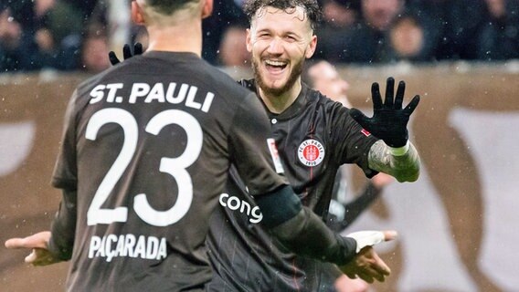 Marcel Hartel (hinten) und Leart Paqarada vom FC St. Pauli © IMAGO / Lobeca 
