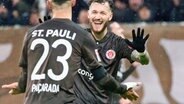 Marcel Hartel (hinten) und Leart Paqarada vom FC St. Pauli © IMAGO / Lobeca 