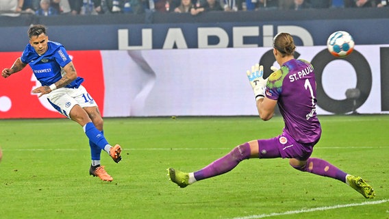 Rodrigo Zalazar (l.) vom FC Schalke 04 trifft zum 3:2 gegen den FC St. Pauli © IMAGO / Ulrich Hufnagel Foto: Ulrich Hufnagel