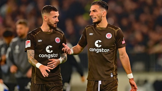 Marcel Hartel (l.) und Leart Paqarada vom FC St. Pauli © Witters Foto: Leonie Horky