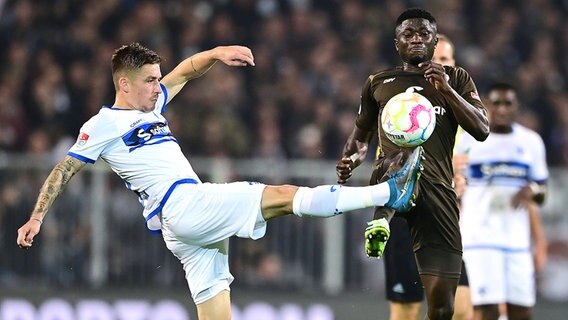 Afeez Aremu (r.) vom FC St. Pauli im Duell mit Marvin Mehlem von Darmstadt 98 © Witters 