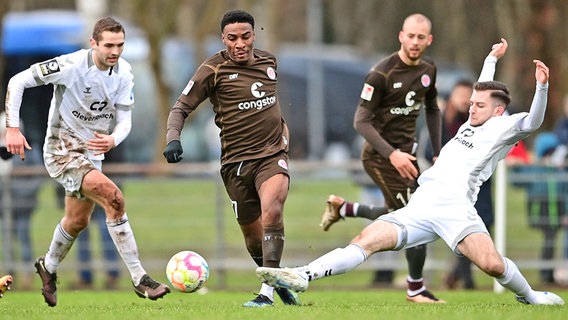 Oladapo Afolayan (M.) vom FC St. Pauli im Testspiel gegen den VfB Oldenburg in Aktion © Witters Foto: Tim Groothuis