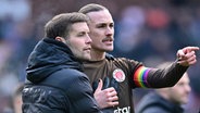 St. Paulis Trainer Fabian Hürzeler (l.) mit Jackson Irvine. © Witters 