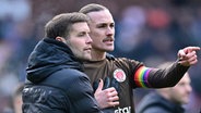 St. Paulis Trainer Fabian Hürzeler (l.) mit Jackson Irvine. © Witters 