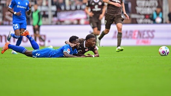 St. Paulis Oladapo Afolayan im Spiel gegen Magdeburg © Witters 