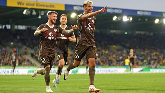 Jubel bei Elias Saad (r.) vom FC St. Pauli © IMAGO / MIS 