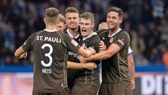 Jubel bei den St.-Pauli-Profis Karol Mets, Carlo Boukhalfa, Hauke Wahl, Eric Smith und Andreas Albers (v.l.). © IMAGO / Matthias Koch 