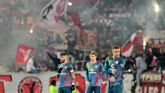 Mehrere Spieler des FC St. Pauli im DFB-Pokalspiel gegen Fortuna Düsseldorf © Witers 