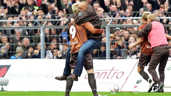 Holger Stanislawski und Marius Ebbers (M.) jubeln. © dpa 