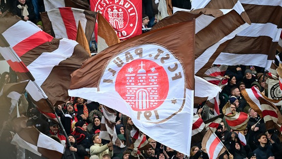 St. Paulis-Fans mit einer Fahne © Witters 