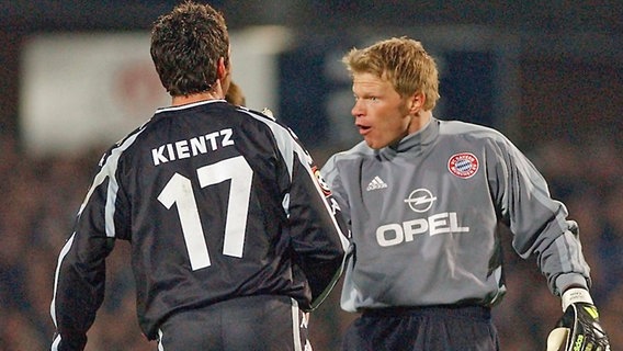 Bayern Münchens Torwart Oliver Kahn (r.) knüpft sich St. Paulis Jochen Kientz vor. © imago 