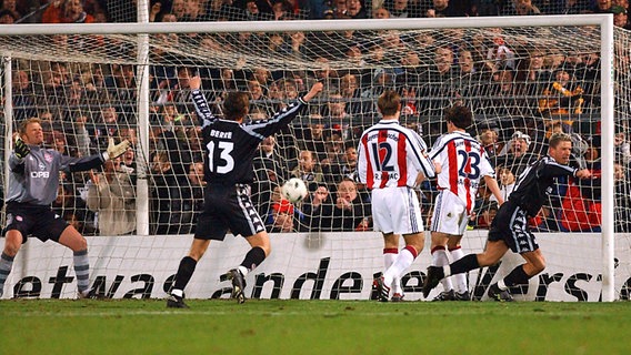 Nico Patschinski (r.) erzielt am 6. Februar 2002 das 2:0 für den FC St. Pauli gegen Bayern München. © imago 