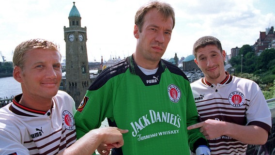 Carsten Pröpper, Jens Scharping und Klaus Thomforde (vl.) werben für das Trikot des FC St. Pauli und dessen Sponsor. © picture-alliance / dpa 