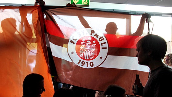 Fans vom FC St. Pauli feiern ihre Mannschaft in den unzähligen Kneipen auf der Hamburger Reeperbahn. © dpa 