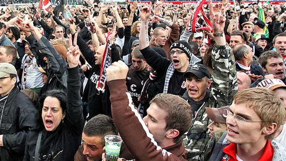 Zahlreiche Fans vom FC St. Pauli stürmen nach dem 4:1-Sieg den Rasen im Fürther Stadion. © dpa 