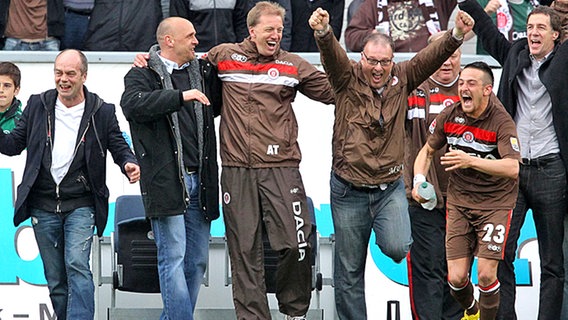 Direkt nach dem Schlusspfiff in Fürth kennt der Jubel beim FC St. Pauli keine Grenzen mehr. © dpa 