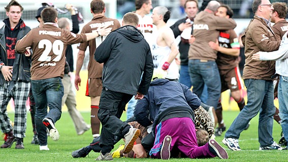 Direkt nach dem Schlusspfiff stürmen die Fans des FC St. Pauli das Spielfeld in Fürth. © fishing4 